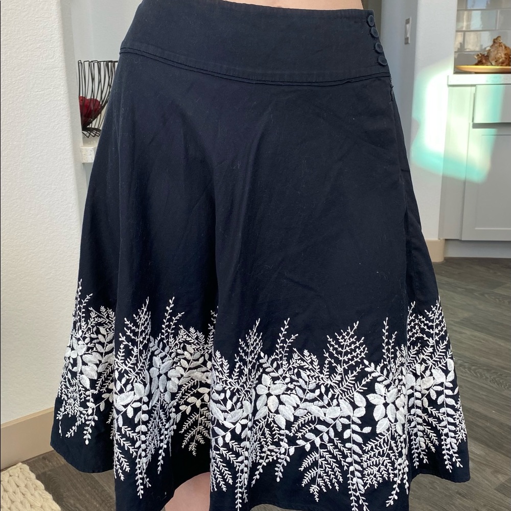 ANN TAYLOR Chambray White Floral Embroidered A-Line Navy Blue Skirt